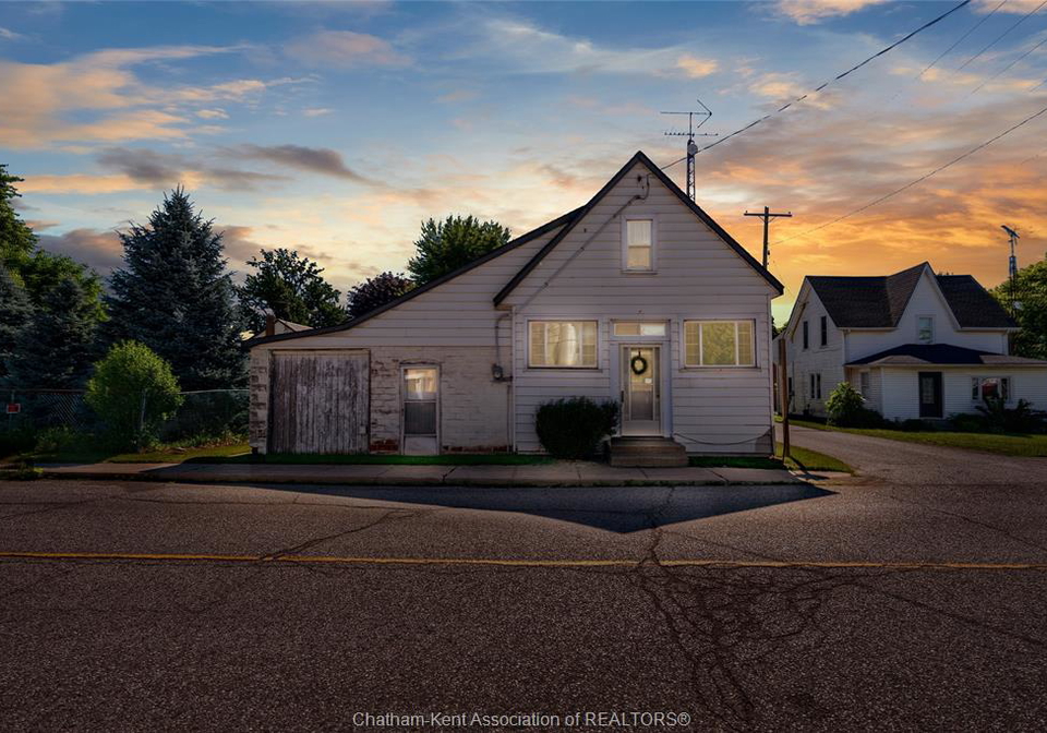 1-centre-side-road-tupperville-ontario-26015097
