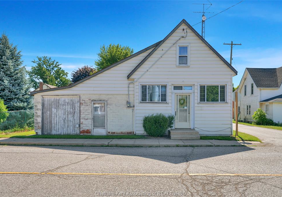 1-centre-side-road-tupperville-ontario-26015097