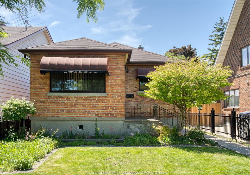 1507-langlois-windsor-ontario-26015282