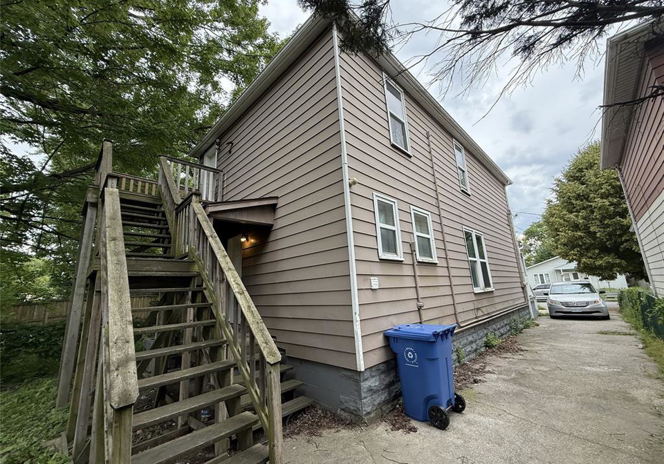3417-cross-windsor-ontario-26015300