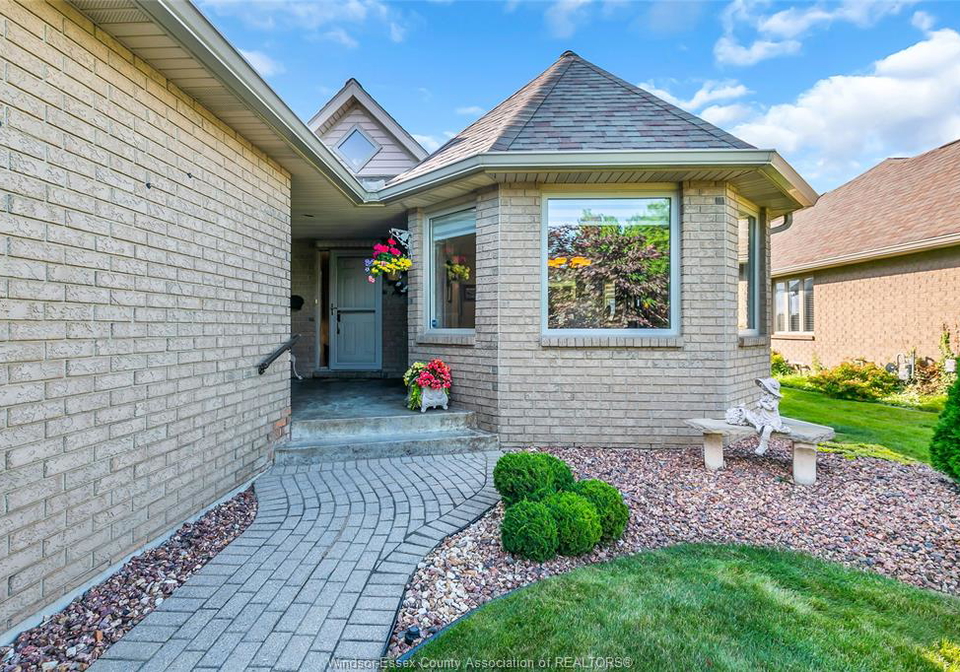 1385-imperial-crescent-windsor-ontario-26015315