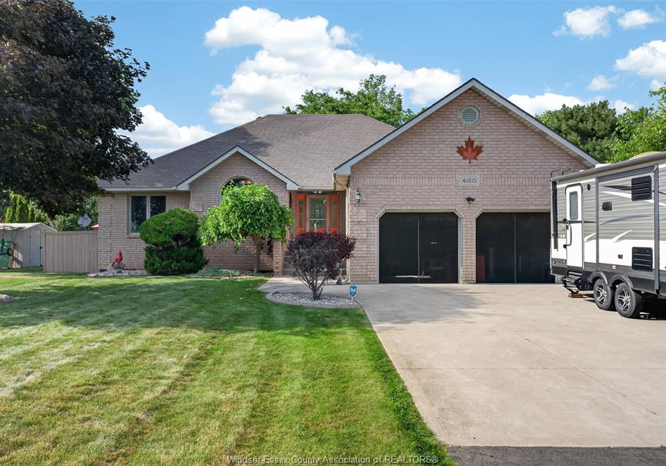 4160-baseline-windsor-ontario-26015337