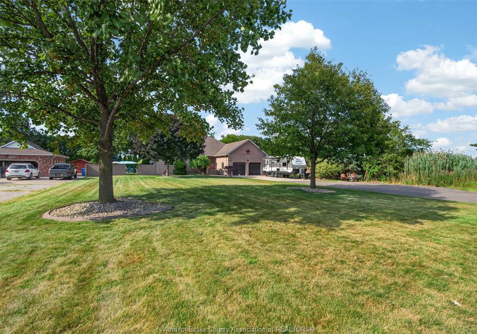 4160-baseline-windsor-ontario-26015337