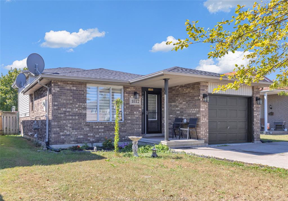 1812-vicky-circle-windsor-ontario-26015338