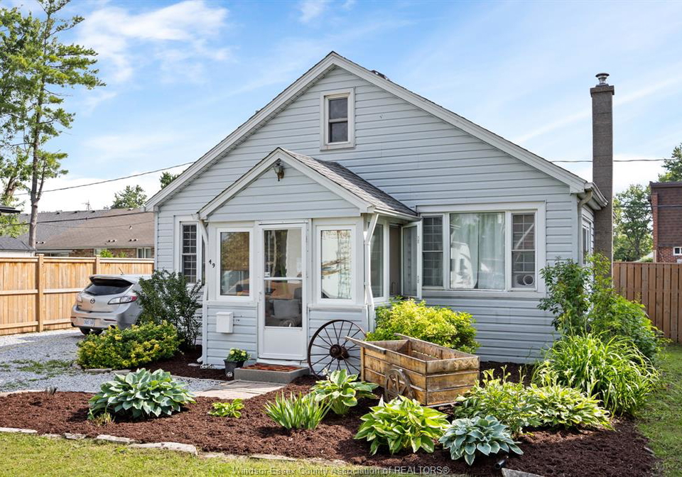 49-maple-row-essex-ontario-26015346