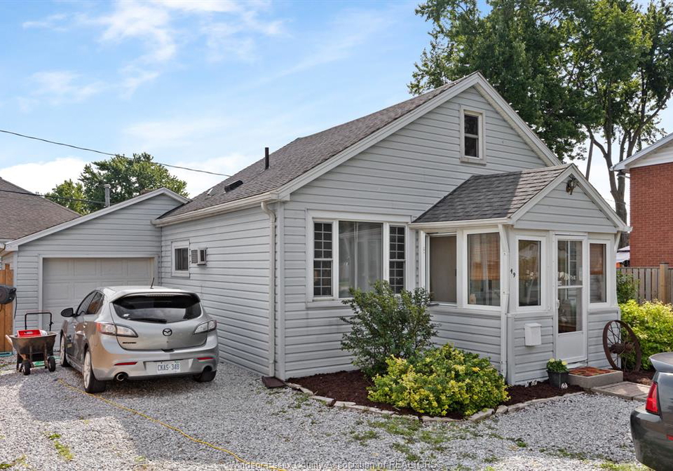49-maple-row-essex-ontario-26015346