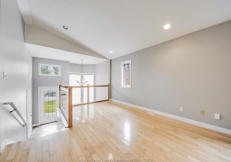 4231-whiskey-avenue-windsor-ontario-26015415