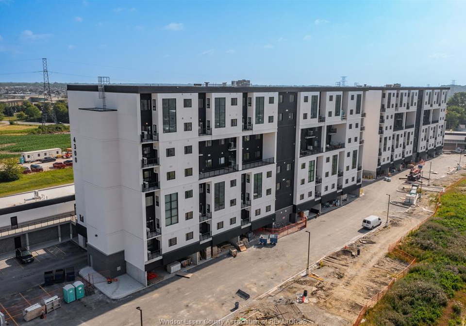 4300-laurier-parkway-lasalle-ontario-26015417