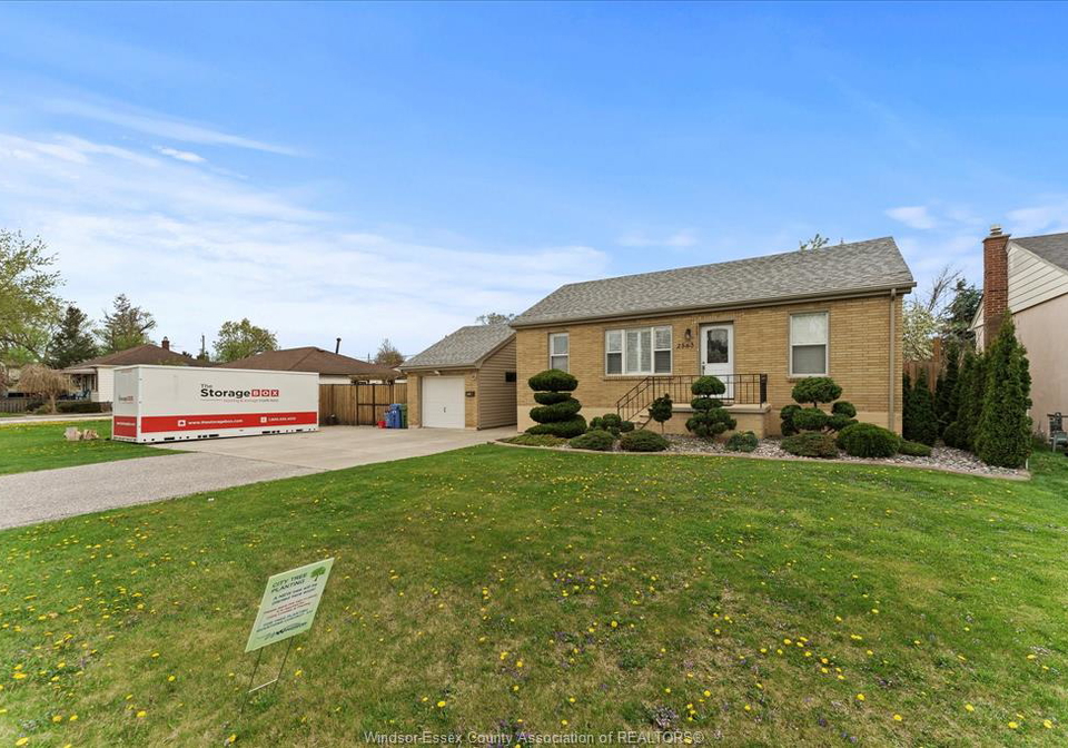 2563-meldrum-windsor-ontario-26015441