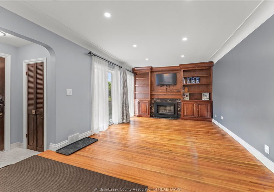 4531-pleasant-place-windsor-ontario-26015484