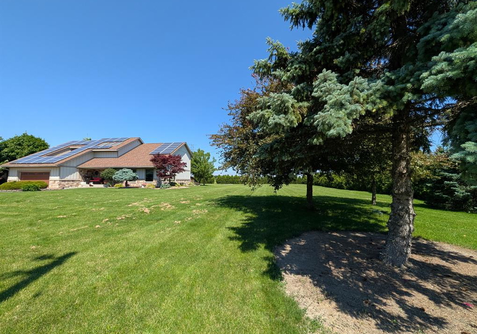 5975-malden-maidstone-ontario-26015497