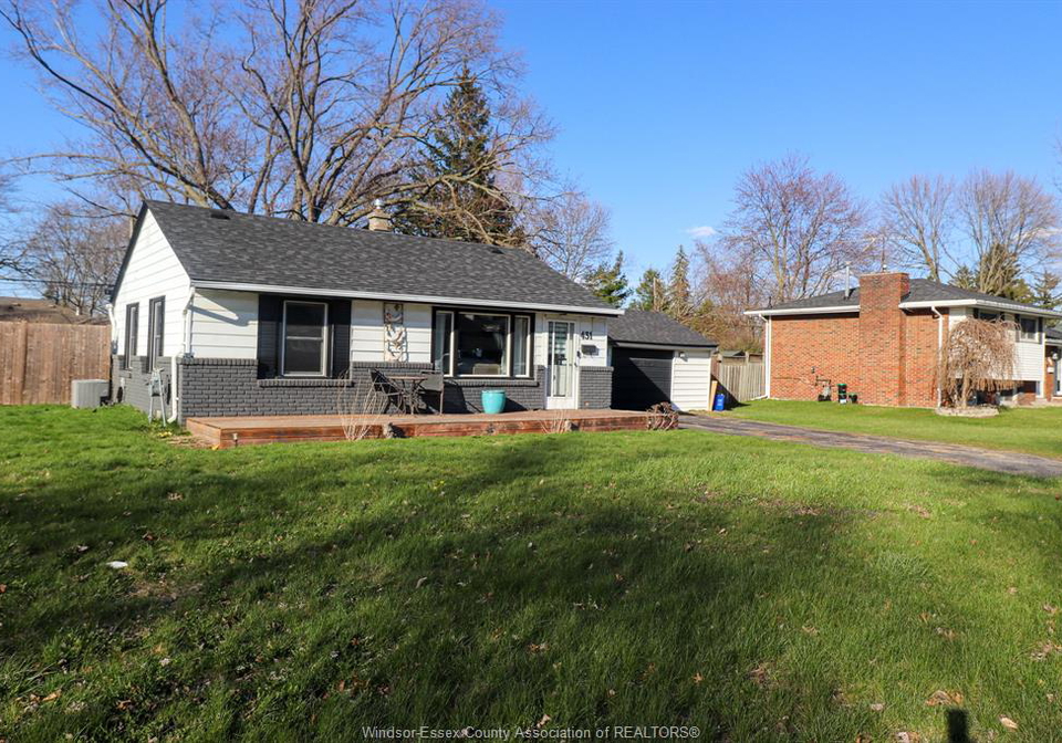 431-maple-lasalle-ontario-26015550