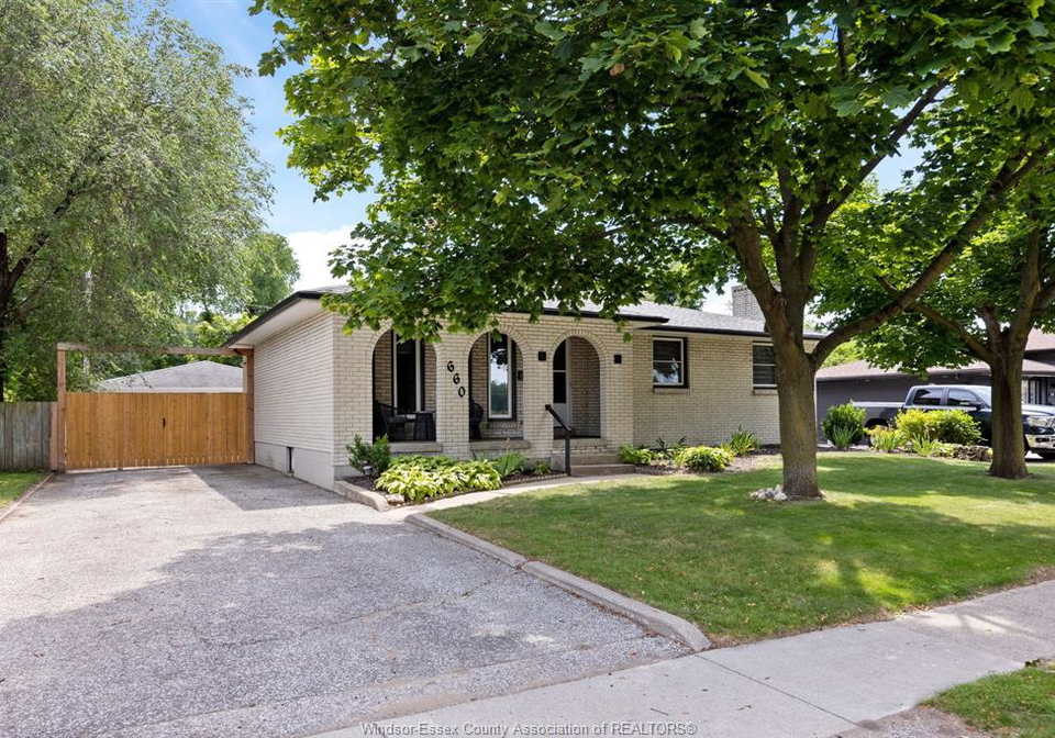 660-victory-lasalle-ontario-26015679