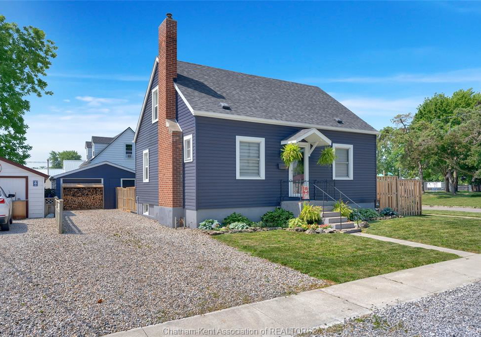1037-elizabeth-street-wallaceburg-ontario-26015799