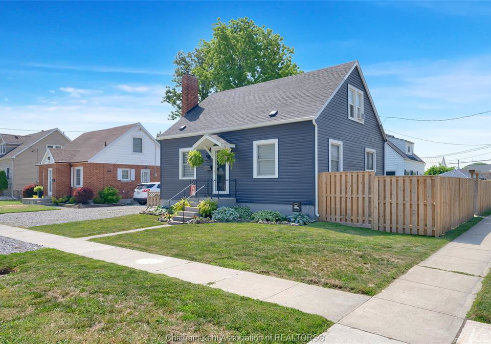 1037-elizabeth-street-wallaceburg-ontario-26015799