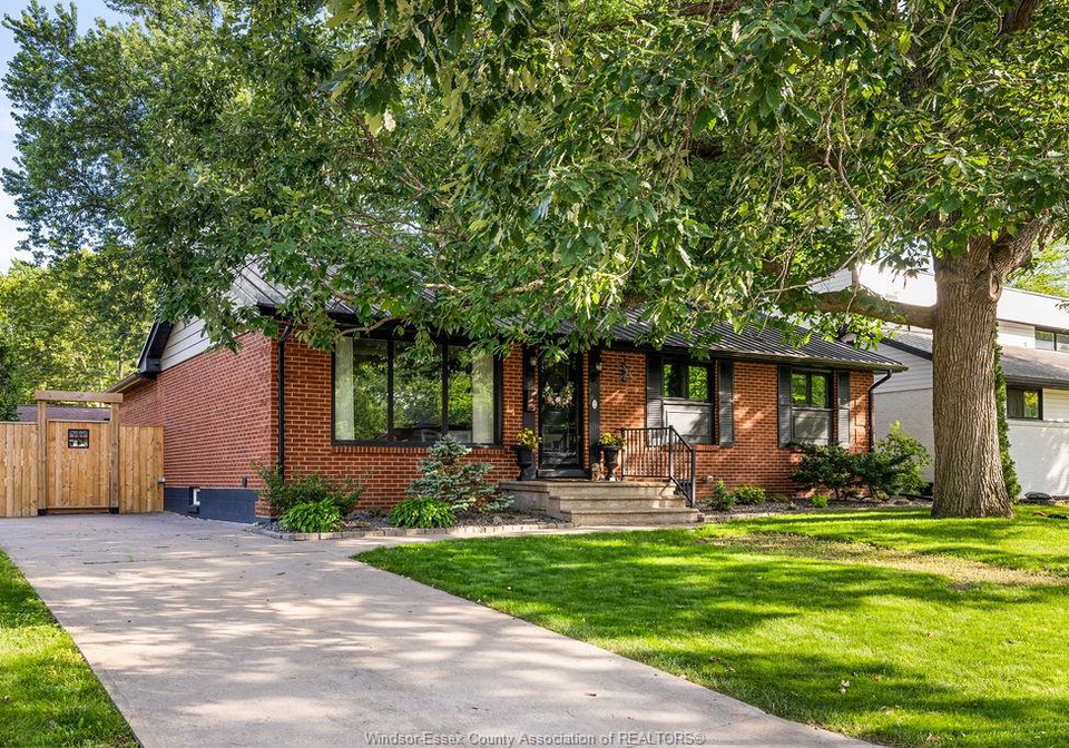 2-summer-court-windsor-ontario-26015825