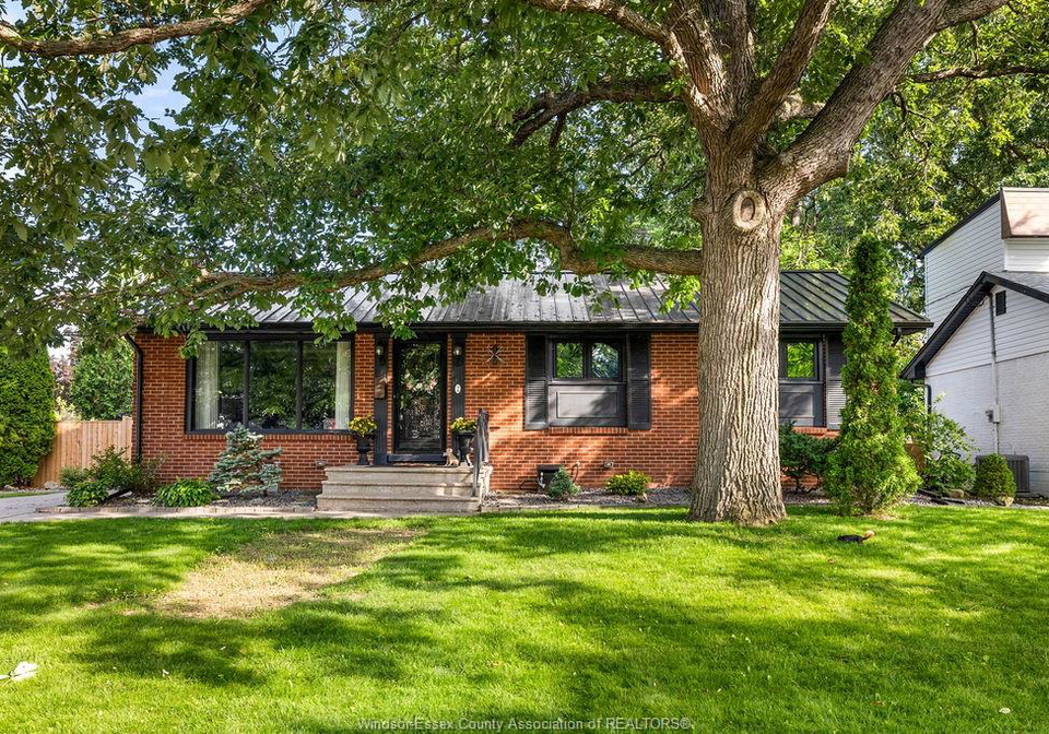 2-summer-court-windsor-ontario-26015825