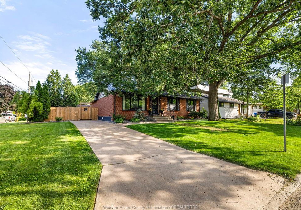 2-summer-court-windsor-ontario-26015825