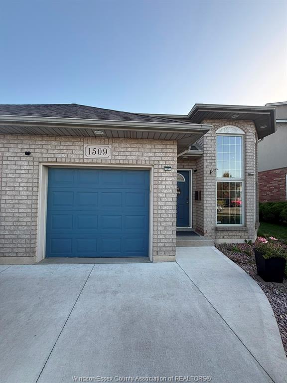 1509-durocher-lasalle-ontario-26015904