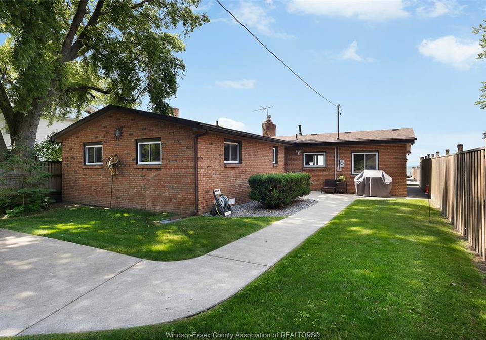 1824-erie-avenue-amherstburg-ontario-26015935
