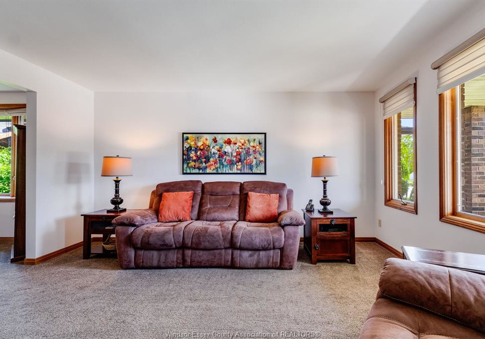 8418-kingston-windsor-ontario-26015975
