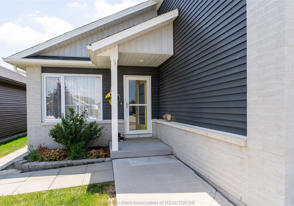 105-moonstone-crescent-chatham-ontario-26016015