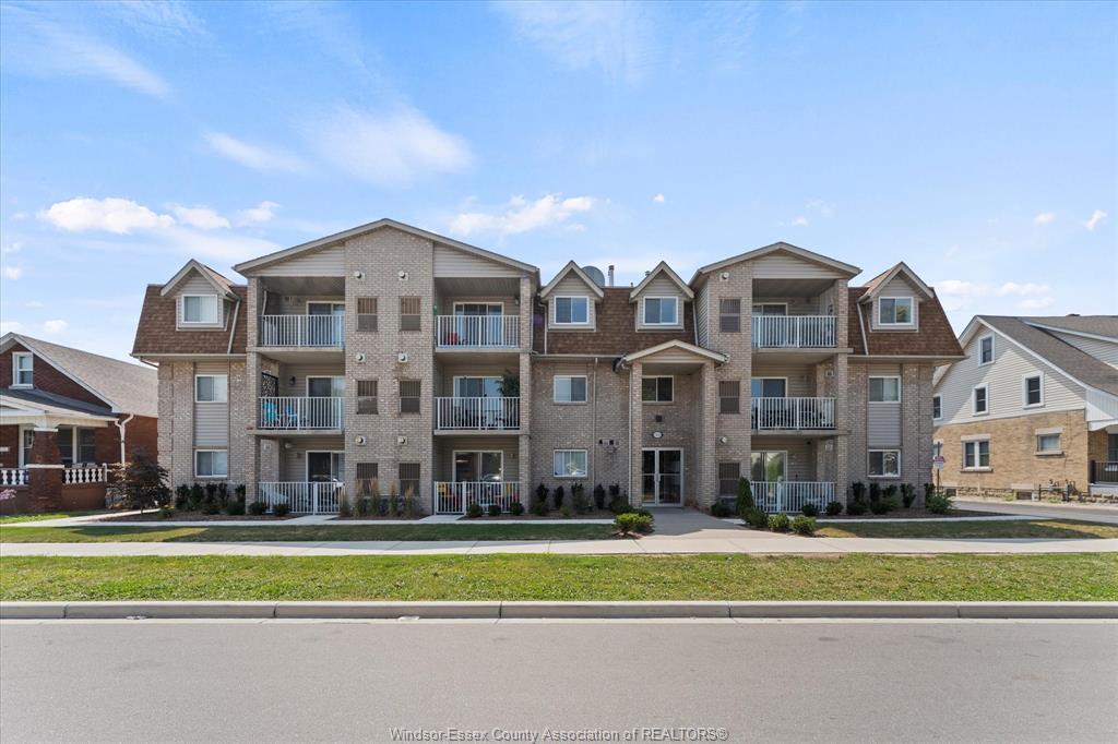 1323-langlois-windsor-ontario-26016096