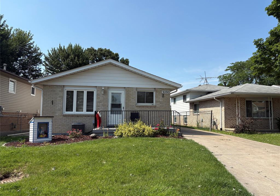 3295-aurora-windsor-ontario-26016104