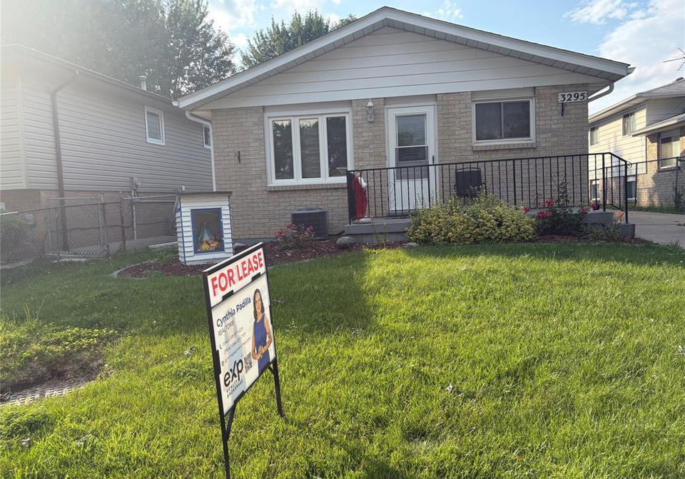 3295-aurora-windsor-ontario-26016104