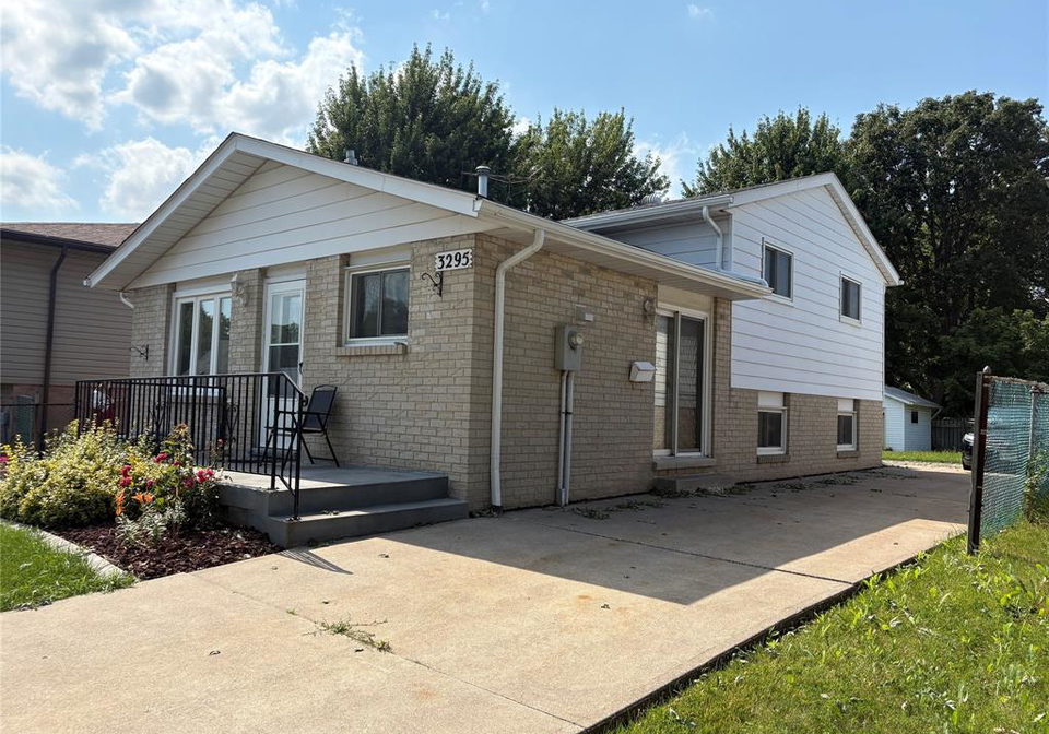 3295-aurora-windsor-ontario-26016104