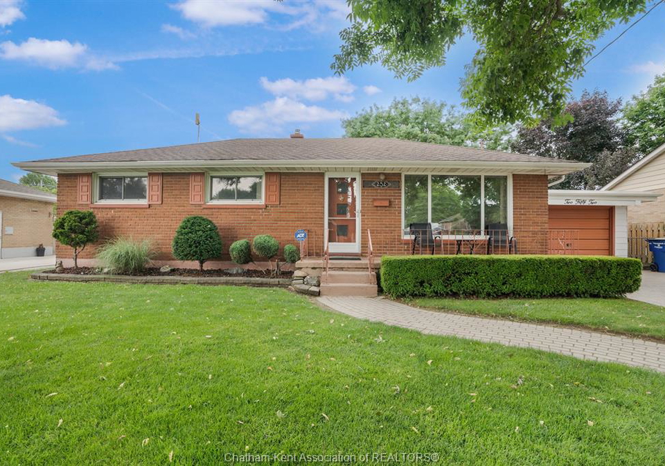 252-tweedsmuir-avenue-east-chatham-ontario-26016222