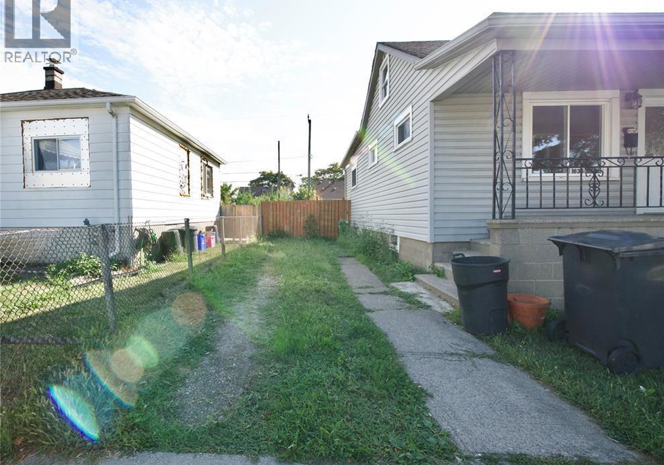 1636-cadillac-windsor-ontario-26016223
