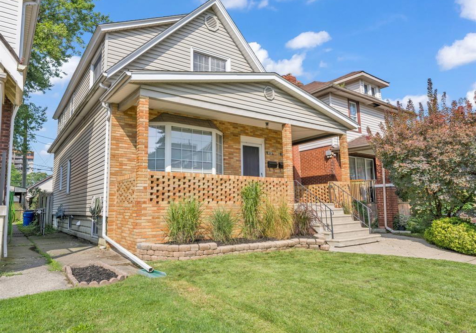 1645-goyeau-windsor-ontario-26016404