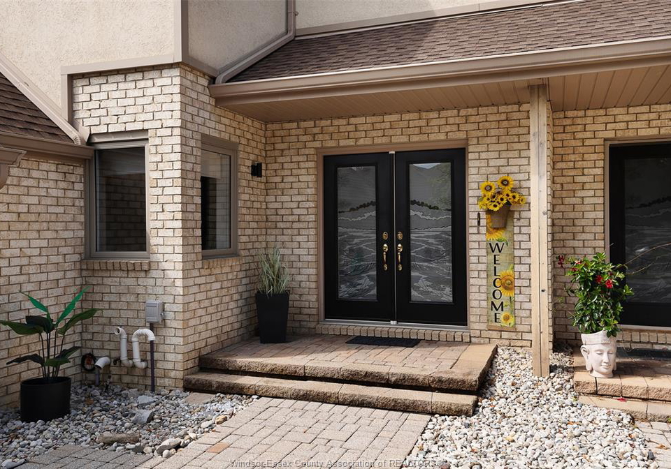 186-crystal-harbour-lasalle-ontario-26016407