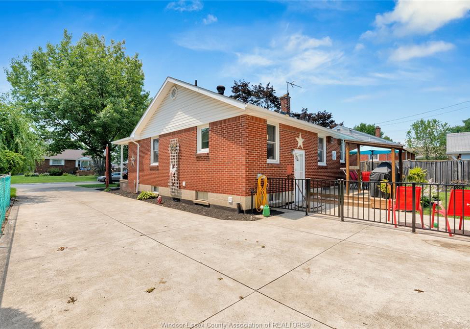 2820-askin-avenue-windsor-ontario-26016460
