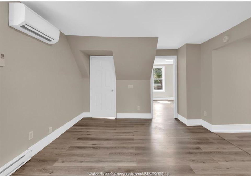 680-lincoln-windsor-ontario-26016528