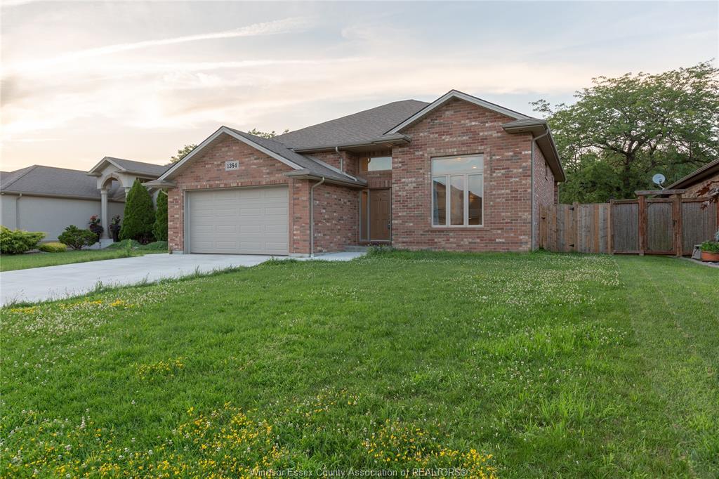 1364-matthew-crescent-lakeshore-ontario-26016571