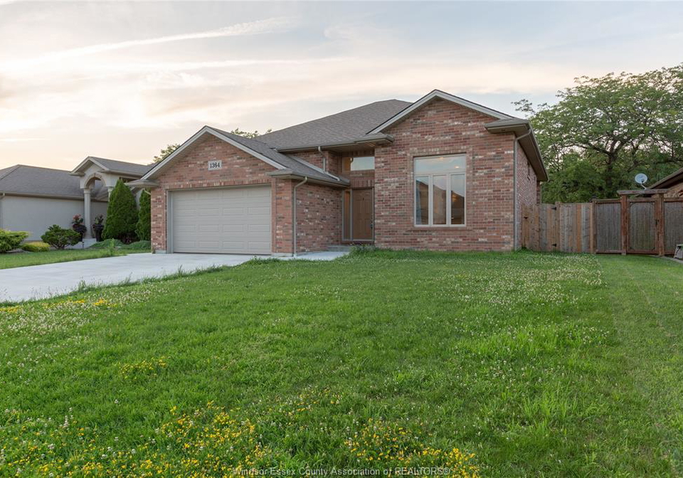 1364-matthew-crescent-lakeshore-ontario-26016571