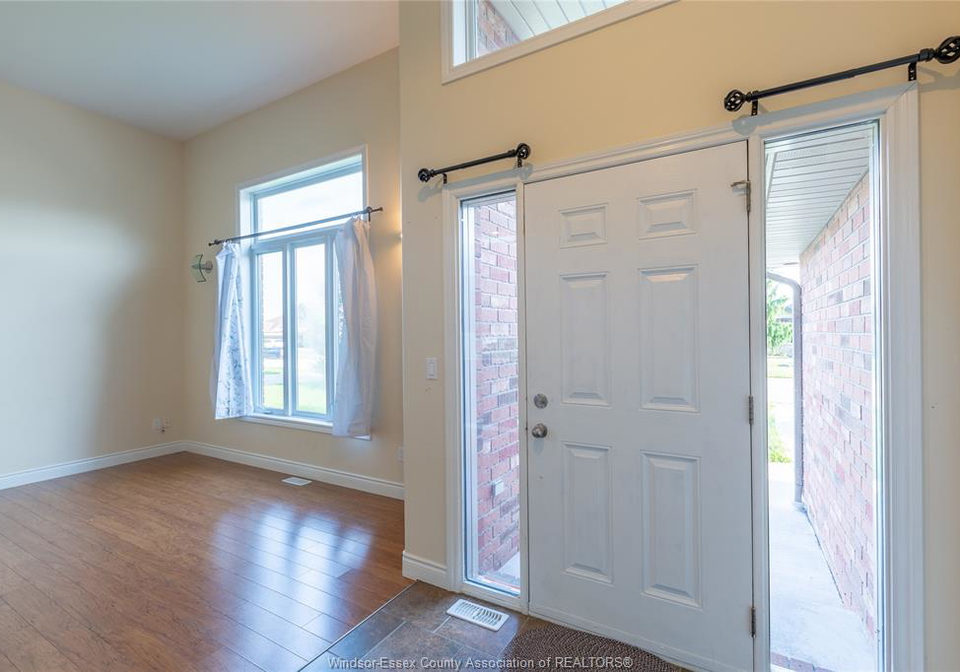 1364-matthew-crescent-lakeshore-ontario-26016571
