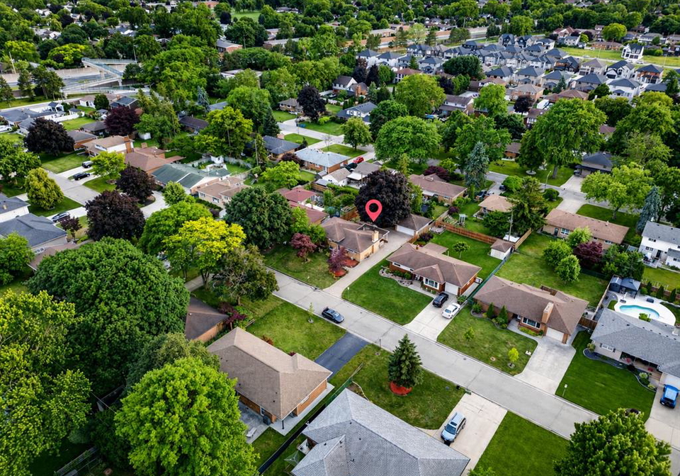2445-everts-windsor-ontario-26016623