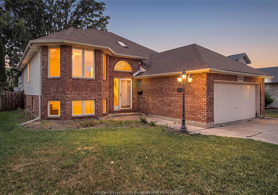 2525-strawberry-drive-tecumseh-ontario-26016633