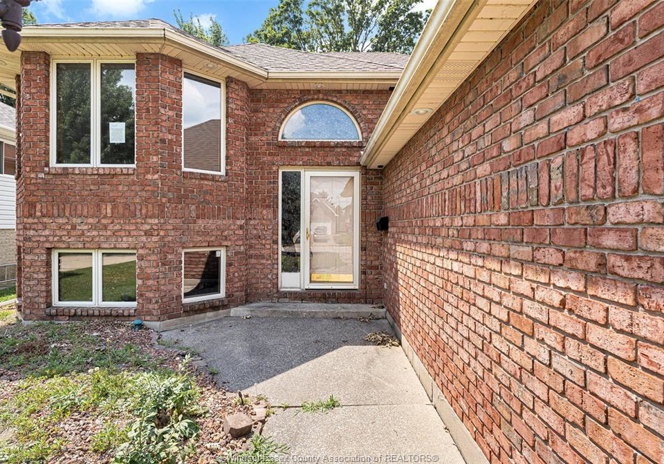 2525-strawberry-drive-tecumseh-ontario-26016633