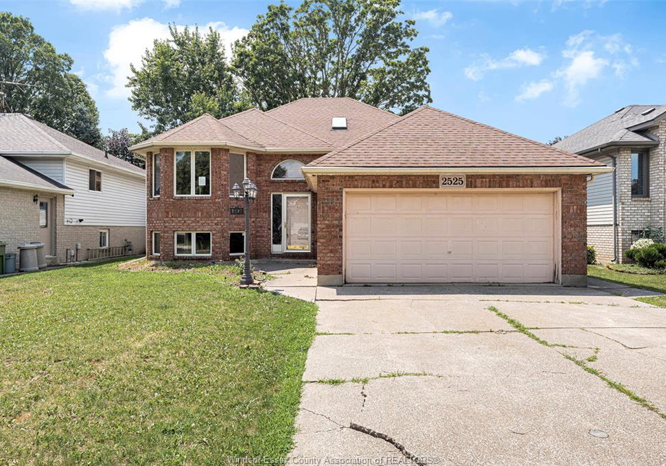 2525-strawberry-drive-tecumseh-ontario-26016633