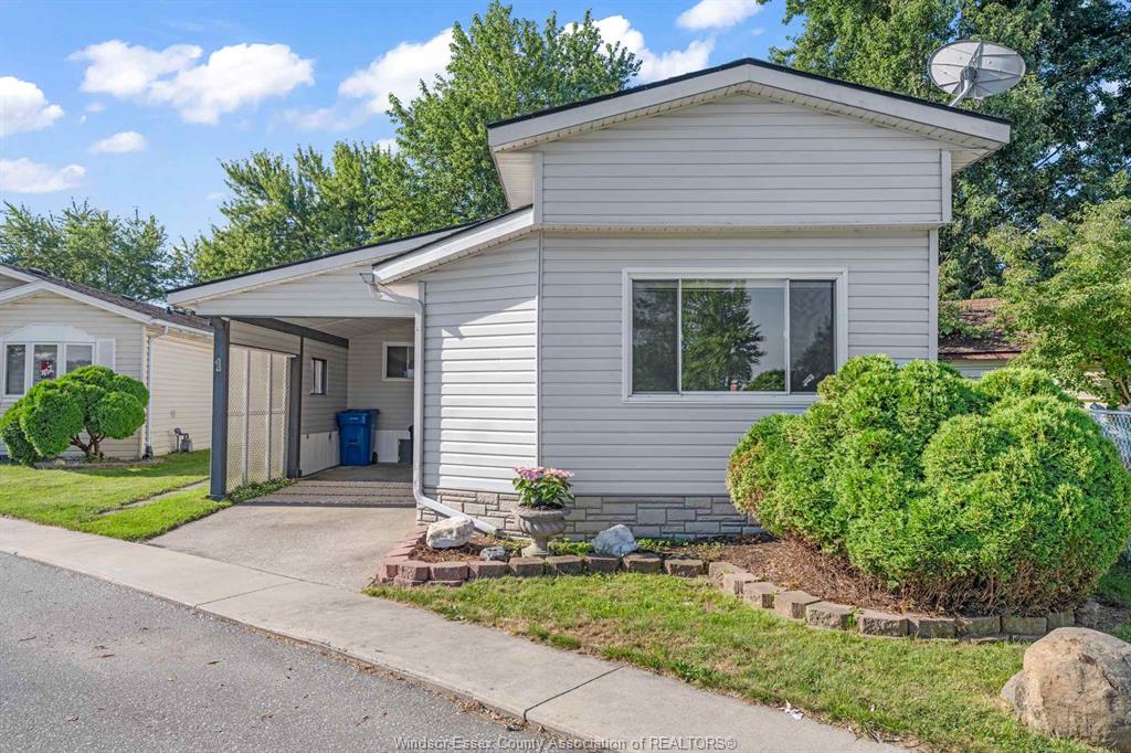 1-spruce-street-mcgregor-ontario-26016639