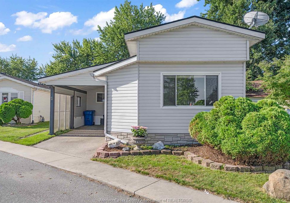 1-spruce-street-mcgregor-ontario-26016639