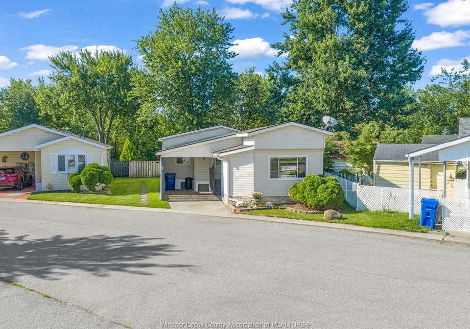 1-spruce-street-mcgregor-ontario-26016639