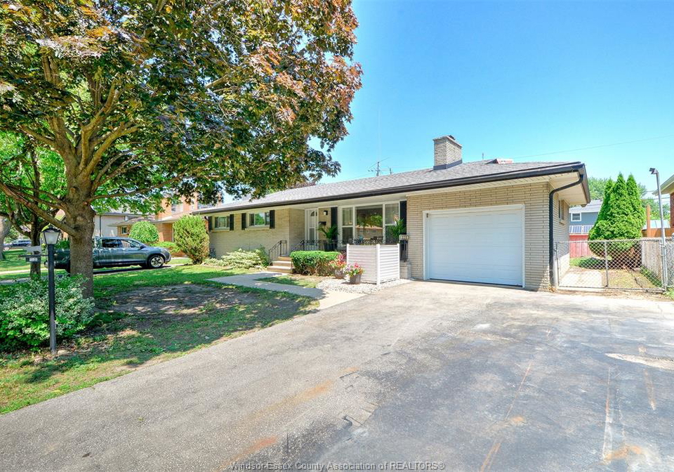 328-isack-windsor-ontario-26016648