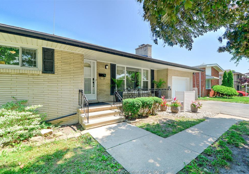 328-isack-windsor-ontario-26016648