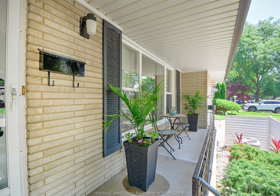328-isack-windsor-ontario-26016648