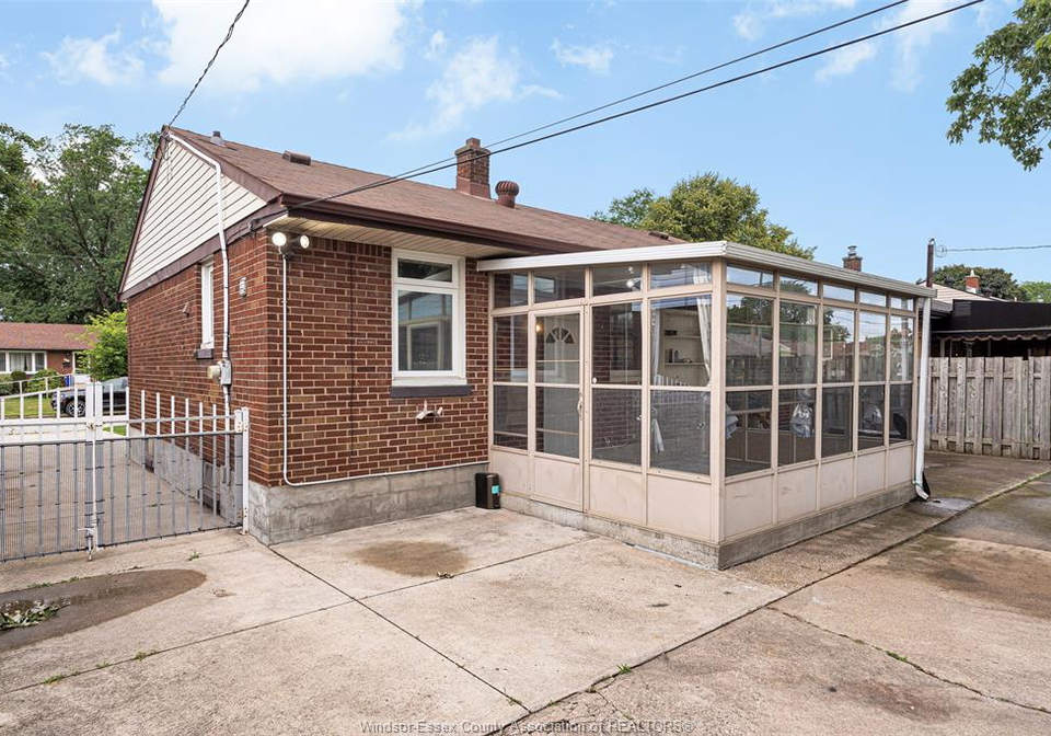 3849-hillcrest-windsor-ontario-26016651